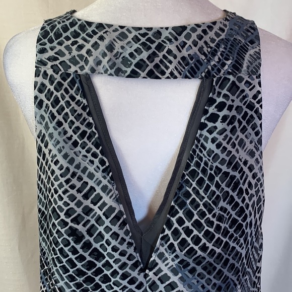 Banana Republic Factory Snakeskin V Neck Sleeveless Top - Picture 10 of 12